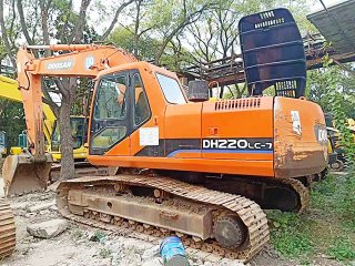 斗山DH220-7挖掘机